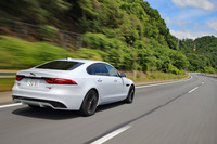 パワフルなエンジンと、軽快さを損なわない賢い4WDを備えた「XF SE R-DYNAMIC P300」には、ジャガーらしいスポーティネスがしっかりと宿っていた。