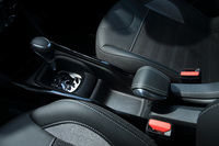 操作系はいたってコンベンショナル。6段ATのシフトセレクターはレバー式、サイドブレーキも手で引くタイプの機械式となる。