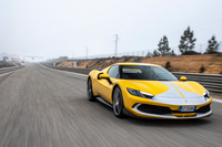 動力性能については、0-100km/h加速が2.9秒、0-200km/h加速が7.3秒、200km/hからの制動距離が107m、最高速が330km/hと公表されている。