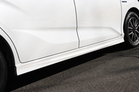 ボディーサイドにもロアスカートが装着される。