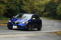 「GT」と「GTライン」ではステアリング機構も異なり、前者には操舵フィールを高めるため、コラム式やピニオン式ではなく、ラックの動きをモーターで支援するラック式の機構が採用されている。