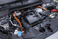 パワーユニットは2基のモーターと1.5リッターガソリンエンジンを組み合わせたストロングハイブリッド。WLTCモードで24.8km/リッターという燃費性能を実現している。