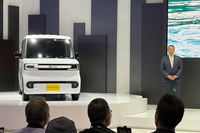 新型軽EV「ラッコ」を発表するBYDオートジャパンの東福寺厚樹社長。