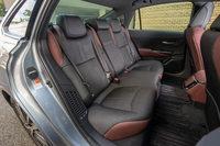 こちらは「2.5G」のリアシート。座面の形状など、疲れにくさにこだわった設計がなされている。