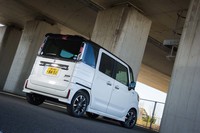 バックドアにメッキのガーニッシュを装着することで、リアビューの迫力も増している。