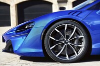 「アルトゥーラ」に装着される「ピレリPゼロ」には、「サイバータイヤ」と呼ばれるタイヤ監視システムが採用されている。側面に見られる「MC-C」ロゴは、その証し。