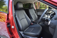 「Lパッケージ」には、本革張りのシートが組み合わされる。シートカラーは写真のブラックのほか、ホワイトも選べる。