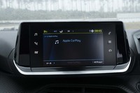ダッシュボード中央のタッチスクリーンは「Apple CarPlayと」「Android Auto」に対応。試乗車と同じようにオプションの車載ナビも装着できる。
