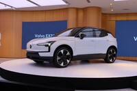2023年8月に国内初披露された、ボルボの新型EV「EX30ウルトラ シングルモーター エクステンデッドレンジ」。価格は559万円で、月々9万5000円のサブスクリプションサービスも用意される。
