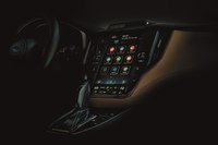 縦型のディスプレイを採用するセンターコンソール。