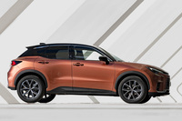 抑揚のあるショルダー部の造形に対し、車体下部のデザインはいたって普通。「トヨタ・クラウン スポーツ」などと比べると、かなり基本に忠実だ。