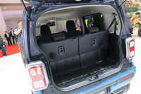 リアシートには分割可倒式機構とスライド調整機構が備わっており、荷室側からも背もたれを倒したりスライドさせたりできる。