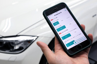 車両の状態と点検の結果は、撮影した写真とともに専用のアプリで本部と共有される。