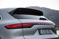 リアのデザインでは、左右のコンビランプをつなぐLEDストリップが新しい。