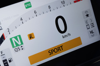 ライディングモードは「スタンダード」「スポーツ」「レイン」の3種類で、さらに2つのカスタマイズモードを設定可能。エンジンのパワーやトルクコントロール／ウイリー制御、エンジンブレーキの制御などを、個別に調整し、記録できる。