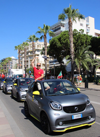 恒例のパレード。大音量のカーオーディオに合わせ、踊りだす通行人も。