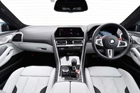 室内のデザインは基本的に「BMW 8シリーズ」と変わらないが、ステアリングホイールやメーターパネルは「M8」専用品となる。