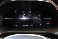 7インチサイズの液晶メーターパネルは、マイナーチェンジされた最新の「キャプチャー」と共通となるアイテム。写真は「エクステンデッドグリップ」で「スノー」モードを選択した様子。