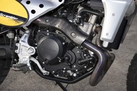 オフロード走行も視野に入れたスクランブラーらしく、排気管は高い位置にレイアウトされている。ドライカーボン製のヒートプロテクターが戦闘的なムードを醸し出す。