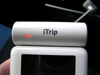 コレが「iTrip」ことFMトランスミッタ。