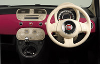 内装も、レッド／アイボリーでコーディネイトされる。シートは、アイボリー／グレーのファブリックシートとなる。