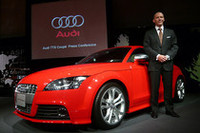 アウディ・ジャパンのドミニク・ベッシュ社長とTTSクーペ。