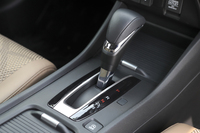 「ジェイドRS」のトランスミッションは7段マニュアルモード付きCVT。本革巻きのセレクターレバーが標準装備される。