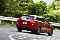 「308SWアリュールBlueHDi」の車両価格は323万8000円。SWではないハッチバック仕様は299万円という“戦略的”な値付けに。