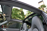 タルガの特徴となるスライド式のガラスルーフ。サンルーフのスライド量は50cm、開口部の面積は0.45平方メートルとなる。もちろん紫外線をカットするUVフィルター付き。