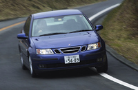 9-3のサスペンションは、フロントがマクファーソンストラット、リアが4リンク式の独立懸架。リアサスはコーナリング中にアウト側のタイヤがトーアウトのパッシブステアを示し、クルマの回頭性を補助する。サーブ伝統の味つけだが、今回「ReAxs」とネーミングが施された。