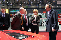 2006年ジュネーヴ・ショーで。会場視察のときはすでにノーネクタイ。