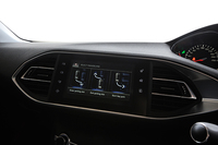 「シエロ」に標準装備されるパークアシストの操作は、センターコンソール上のタッチパネルで行う。