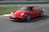 LSDとトラクションコントロールにより、“曲がる”“停まる”性能も向上させた。911はリアのトラクションが強いので、加速時のLSDロック率は28％。一方、減速時は車体が暴れないよう、40％と高めに設定される。ちなみに、トラクションコントロールはカットすることもできる。