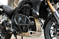 トライアンフのアイコン並列3気筒12バルブエンジンは、排気量が1215ccで、137ps/9000rpmと12.3kgm/6400rpmを発生。