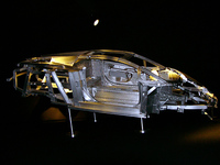 アウディのアルミ技術を遺憾なく発揮したスペースフレーム・ボディ。ドイツはネッカースウルムでつくられる。場所によって「押し出し材」「ダイカスト」「薄板」が選択され、「溶接」「リベット」「スクリュー」によって組み立てられる。リアサスペンションまわりなどは、まるでレーシングカーのようだ。