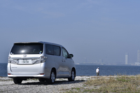 帰りがけに千葉・富津の浜辺へ。空気が澄んだ日は遠く富士山まで見渡せるし、近くには潮干狩りができる場所もある。
