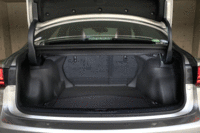 トランクルームの仕様については他のグレードと共通。ダンパーとコイルスプリングを別々に配置したサスペンションレイアウトにより、広々としたスペースを確保しているという。