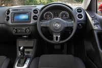 ドライバーの集中力低下をステアリング操作などから検出し、アラーム音と表示により休憩を促す「ドライバー疲労検知システム」が新たに採用された。装着されているカーナビは、ディーラーオプションの「720ナビ」（26万2900円）。
