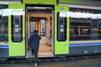 ドアが開くとノンステップの室内へとアクセスできる。自動せり出し式ステップも装備されている。