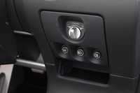 ダッシュボードの右端に備えられた走行モード切り替え機構「DPM」のダイヤル。スロットルレスポンスやトラクションコントロールの介入の度合いなどを切り替えることができる。
    