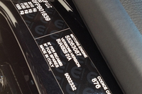 ドア開口部に貼られた車体／エンジン／塗装番号ステッカー。「MADE IN ITALY」の文字がプリントされている。