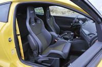 ハンドル位置は左のみ。レカロ製のバケットシートがドライバーを迎える。