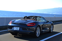 【スペック】ボクスター：全長×全幅×全高＝4380×1800×1280mm／ホイールベース＝2475mm／車重＝1380kg／駆動方式＝MR／2.7リッター水平対向6 DOHC 24バルブ（265ps/6700rpm、28.6kgm/4500-6500rpm）／価格＝643万円／テスト車＝762万4000円（エクステリアカラー＜ダークブルーメタリック＞＝14万5000円／インテリアカラー＜プレミアムグレー＞＝19万4000円／ウインドディフレクター＝4万8000円／スポーツクロノパッケージ＝35万8000円／19インチ ボクスターSホイール＝25万3000円／カラークレストホイールセンターキャップ＝2万9000円／フロアマット＝1万9000円／シートヒーター＝7万4000円／スポーツデザインステアリングホイール＝7万4000円）