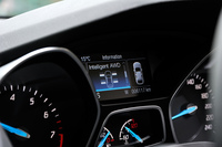 前軸と後軸への駆動力配分はメーター内のインフォメーションディスプレイで確認することができる。（写真＝向後一宏）