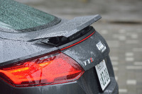 バックドアの後端にはリアスポイラーが備わる。ボタンで手動操作するか、車速が120km/hに達すると立ち上がる。