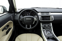 2014年モデルは、ドライブトレインのほかに装備も大幅に強化。接近する車両の存在をドライバーに知らせる「ブラインドスポットモニター」や、自動操舵（そうだ）機能によって駐車をサポートする「パークアシスト」、エマージェンシーブレーキ機能付きのアダプティブクルーズコントロールなどを採用している。
    