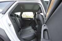 後席は40：60の分割可倒が可能。