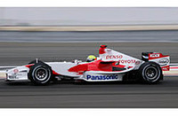 トヨタは新予選に失敗、レースでも大苦戦。予選はラルフ・シューマッハー（写真）17位、ヤルノ・トゥルーリ14位と後方に沈み、決勝ではラルフが14位、トゥルーリ16位でともに完走。レース後、「どこに問題があるのかわからないが、早急に問題を見つけ出すことを期待している。序盤戦は厳しいものになるだろうが、上位グリッドを目指して、出来る限りハードに努力をするのみだ」（ラルフ）、「パッケージは競争力が低く、レース全体を通して全力を尽くして戦ったが、ハードに攻めれば攻めるほど遅く感じた」（トゥルーリ）と、予想外の戦闘力不足にドライバー含むチーム全体が戸惑いをみせていた。（写真＝Toyota）