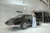 ブースには、1983年に初めて車載用のボーズ純正サウンドシステムを搭載した「キャデラック・セビル」が展示された（展示車両は同型の1985年型）。
    