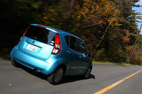 サスペンション形式はフロントがマクファーソン・ストラット、リアがトーションビームと、このクラスのコンパクトカーにあっては標準的なもの。足まわりのセッティングからタイヤにいたるまで、欧州で売られているものと同一だという。
    